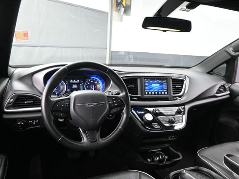 Used 2018 Chrysler Pacifica Touring Plus w/ S Appearance Package image 19
