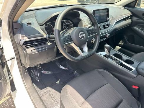 Used 2025 Nissan Altima 2.5 SV FWD image 24