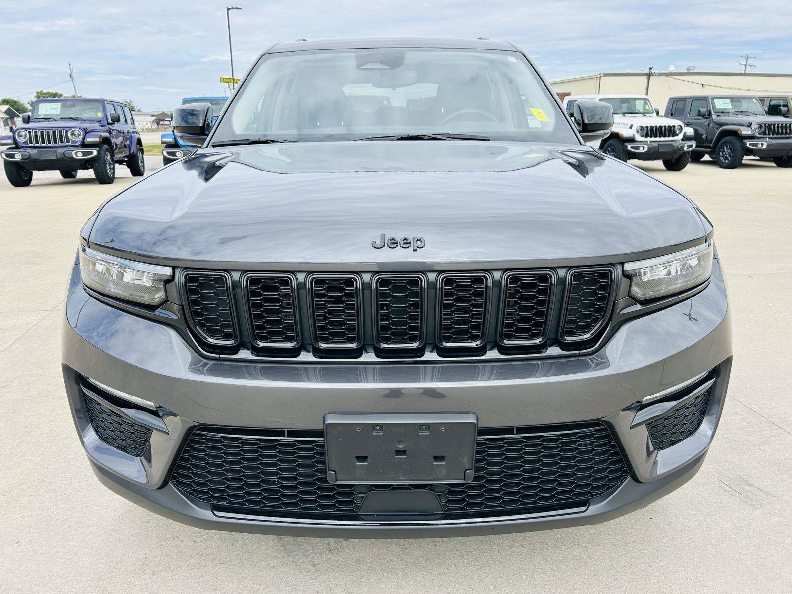 Used 2023 Jeep Grand Cherokee Limited w/ Black Appearance Package AWD/4WD image 36