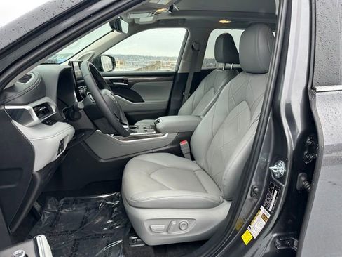 Certified 2025 Toyota Highlander Platinum image 11