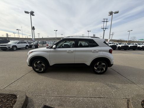 Certified 2025 Hyundai Venue SEL image 14