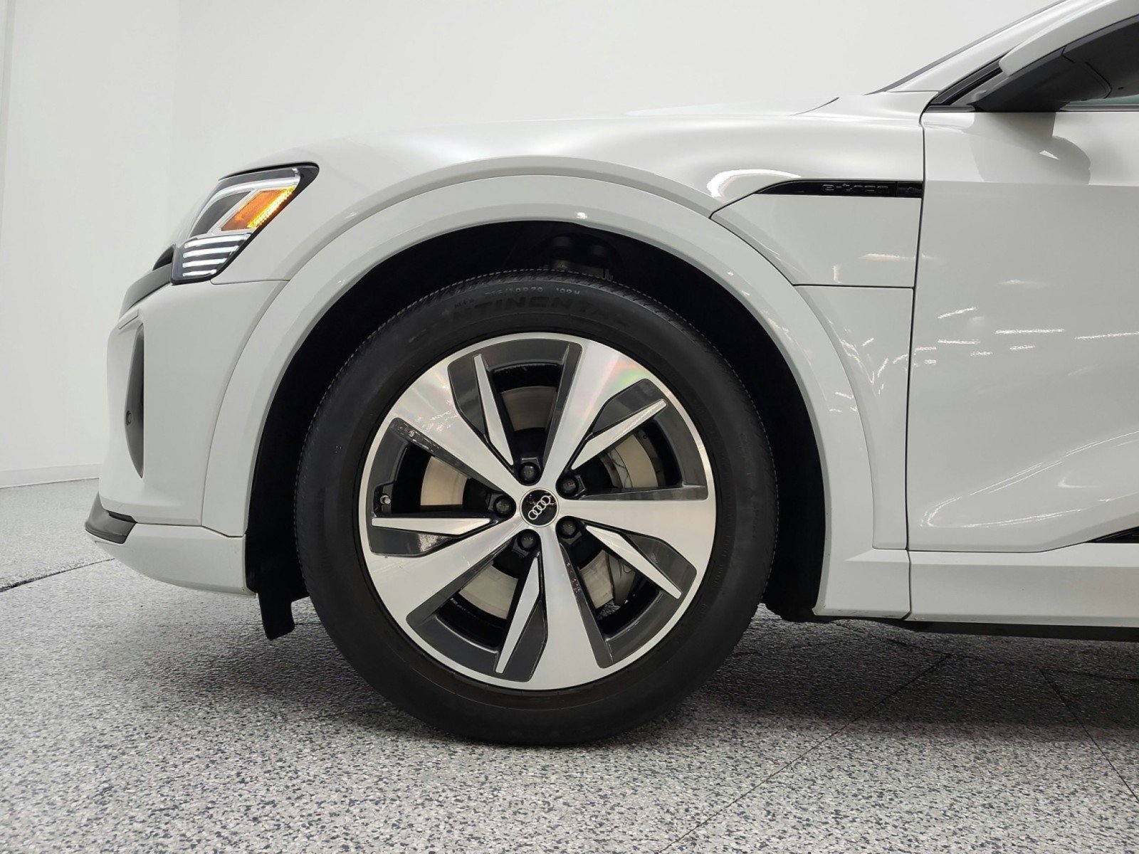 Used 2024 Audi Q8 e-tron Premium AWD/4WD image 30