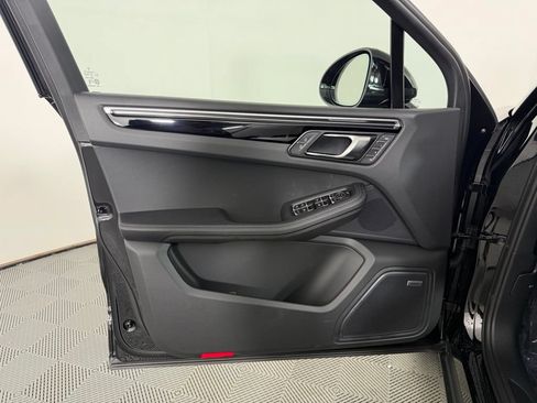Certified 2026 Porsche Macan AWD/4WD image 19