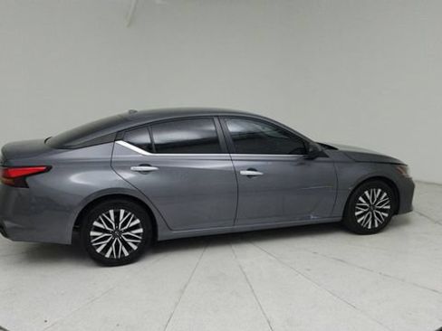 Used 2024 Nissan Altima 2.5 SV FWD image 6
