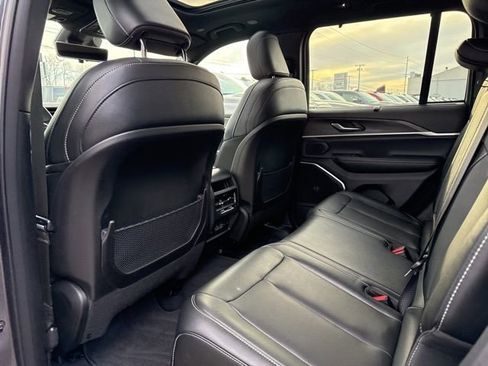 Used 2024 Jeep Grand Cherokee Limited w/ Luxury Tech Group II image 19