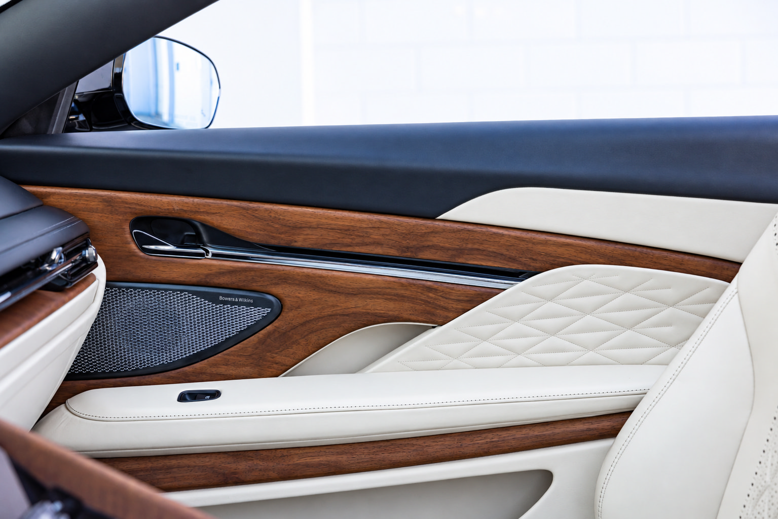 Used 2024 Aston Martin DB12 Convertible RWD image 23