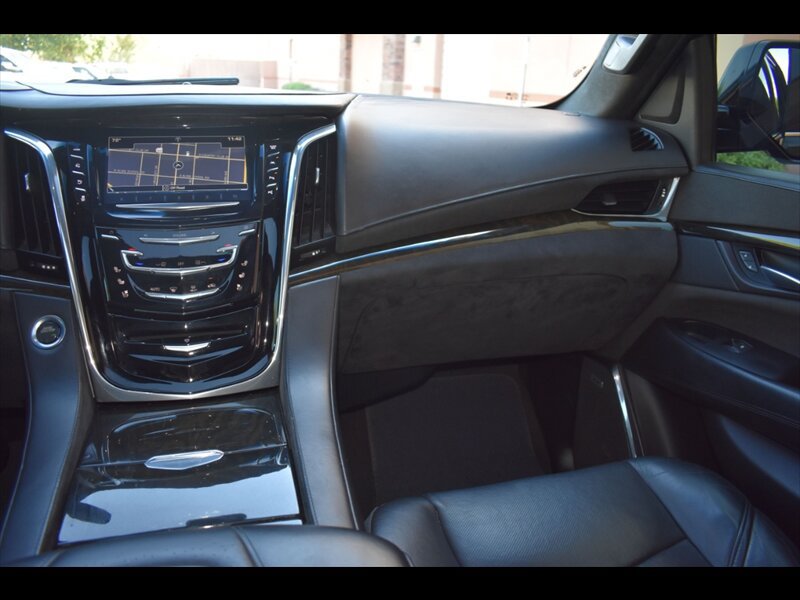 Used 2017 Cadillac Escalade Platinum AWD/4WD image 34