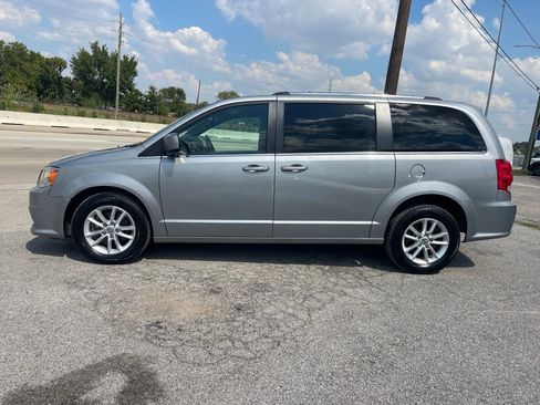Used 2019 Dodge Grand Caravan SXT image 2