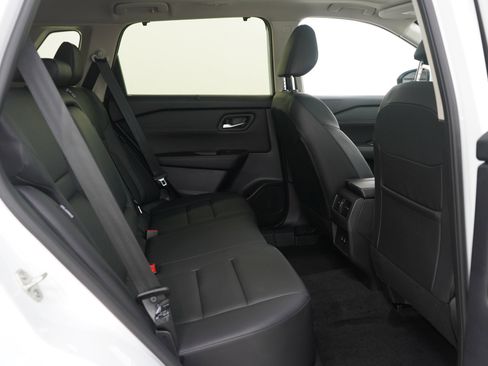 Used 2024 Nissan Rogue SV w/ SV Premium Package image 15