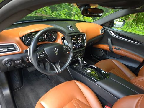 Used 2023 Maserati Ghibli Modena RWD image 2