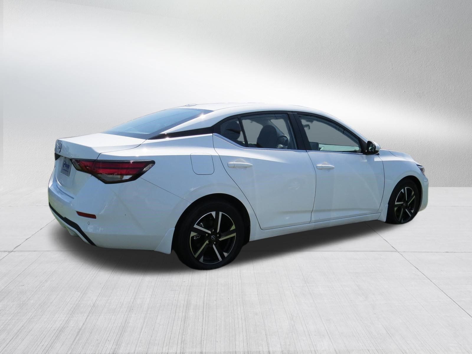 Used 2025 Nissan Sentra SV FWD image 2