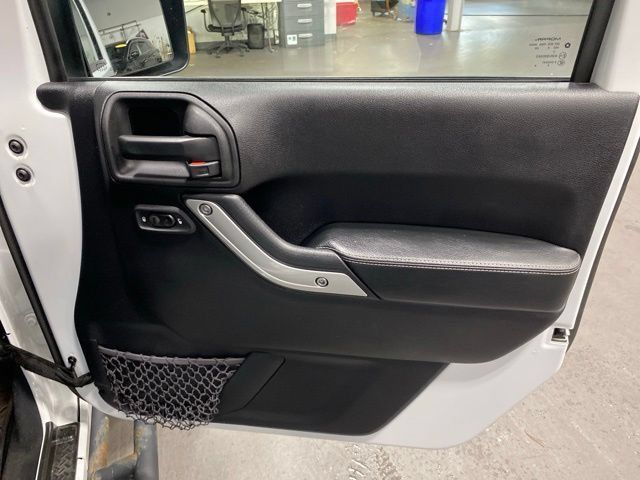 Used 2015 Jeep Wrangler Unlimited Rubicon AWD/4WD image 18