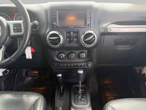 Used 2016 Jeep Wrangler Unlimited Rubicon AWD/4WD image 11