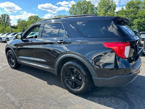 Used 2021 Ford Explorer XLT w/ Equipment Group 202A AWD/4WD image 11