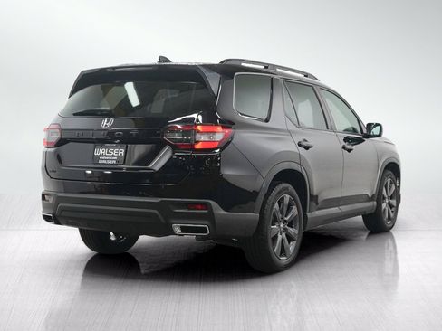 Used 2025 Honda Pilot Sport image 5