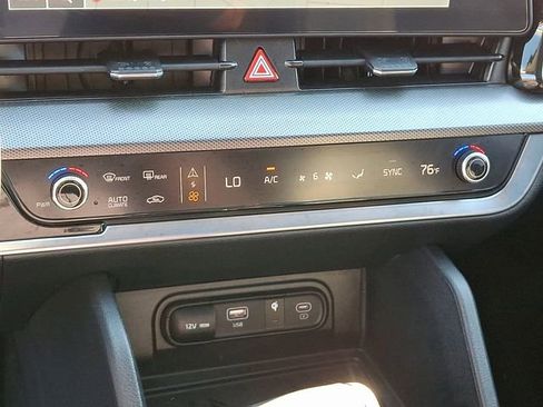 Used 2025 Kia Sportage SX image 19