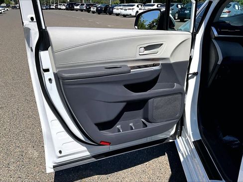 Used 2024 Toyota Sienna LE FWD image 21