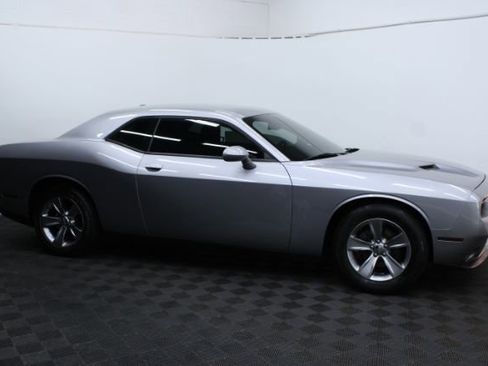 Used 2016 Dodge Challenger SXT image 5