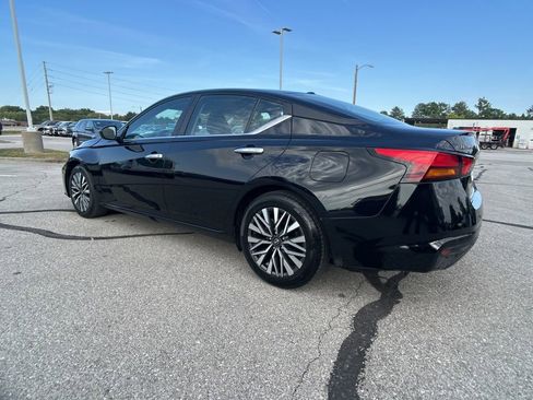 Used 2024 Nissan Altima 2.5 SV image 9