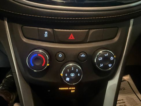 Used 2019 Chevrolet Trax LT w/ LT Convenience Package image 35