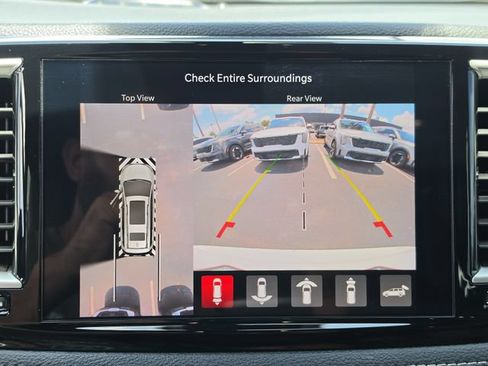 Used 2024 Chrysler Pacifica Limited w/ Uconnect Theater Family Group FWD image 36