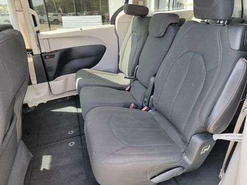 Used 2018 Chrysler Pacifica Touring Plus w/ Tire & Wheel Group FWD image 12