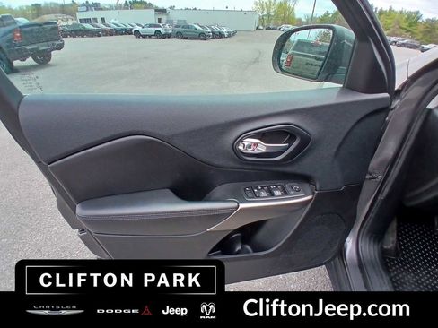 Used 2019 Jeep Cherokee Latitude Plus w/ Cold Weather Group AWD/4WD image 9