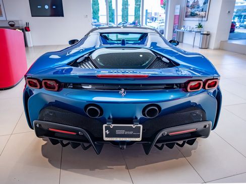Used 2025 Ferrari SF90 Spider image 30