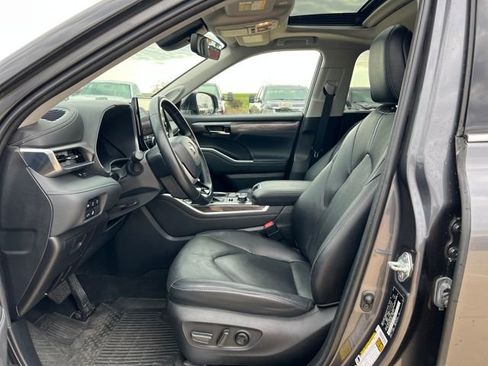 Used 2023 Toyota Highlander L image 9