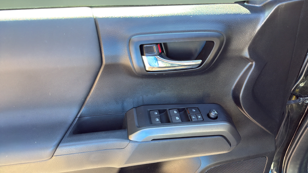 Used 2022 Toyota Tacoma TRD Off-Road AWD/4WD image 11