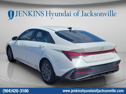 Used 2024 Hyundai Elantra SEL FWD image 10