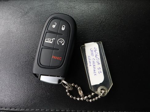 Used 2022 Jeep Cherokee Latitude Lux w/ Sun & Sound Group FWD image 32