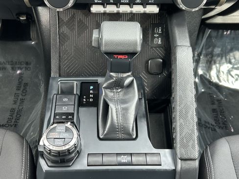 Certified 2025 Toyota Tacoma TRD Off-Road AWD/4WD image 18