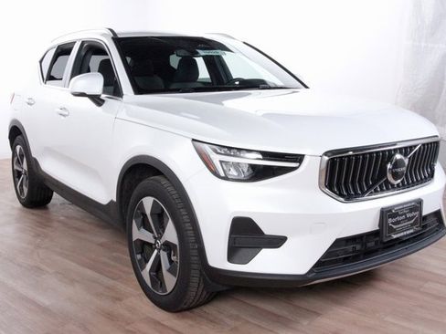Certified 2025 Volvo XC40 B5 Core w/ Climate Package image 3