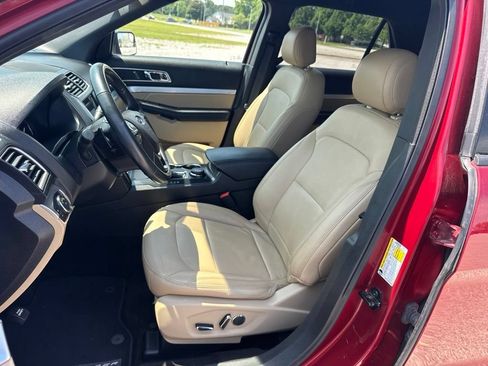 Used 2017 Ford Explorer XLT w/ Equipment Group 202A AWD/4WD image 20
