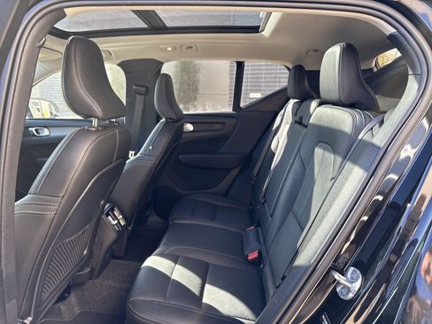 Used 2025 Volvo XC40 B5 Core image 31