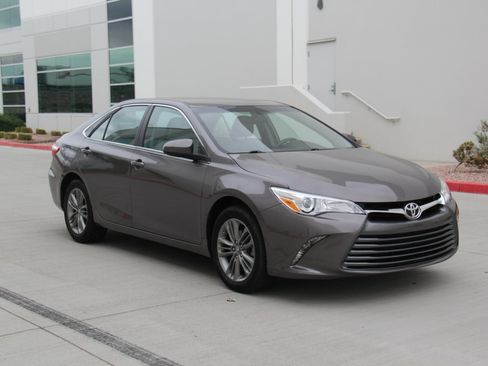 Used 2017 Toyota Camry SE image 3