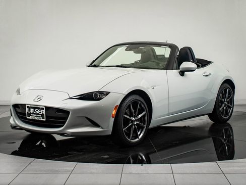 Used 2017 MAZDA MX-5 Miata Grand Touring image 2