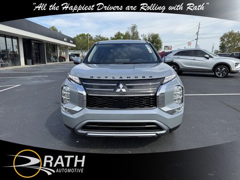 New 2025 Mitsubishi Outlander SE image 3