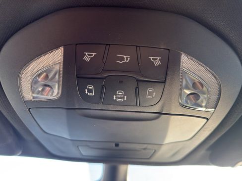 Used 2025 Chrysler Voyager LX image 21