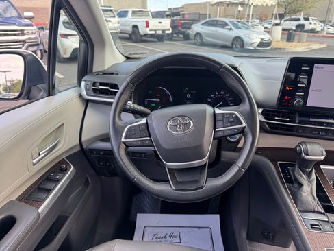Used 2021 Toyota Sienna XLE image 9