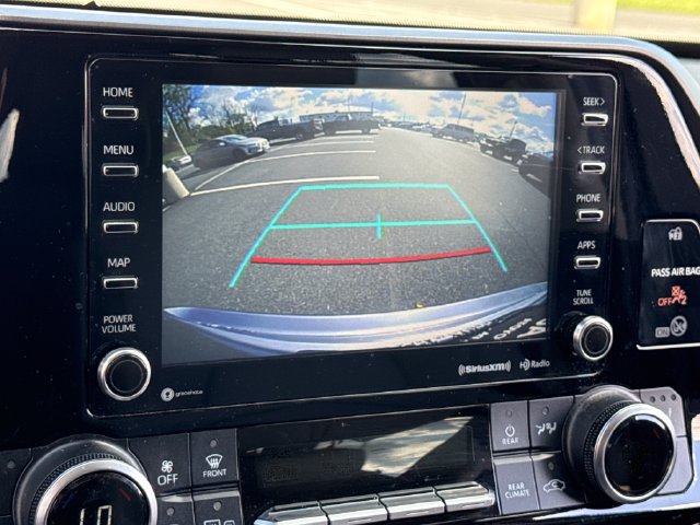 Used 2021 Toyota Highlander XLE AWD/4WD image 32