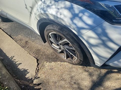 Used 2021 Toyota C-HR Limited image 5