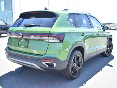 Used 2025 Volkswagen Taos SE FWD image 9