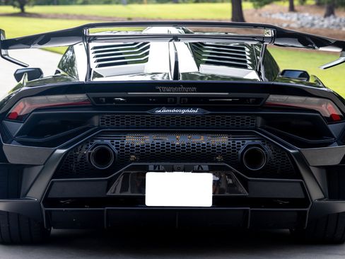 Used 2021 Lamborghini Huracan STO RWD image 12
