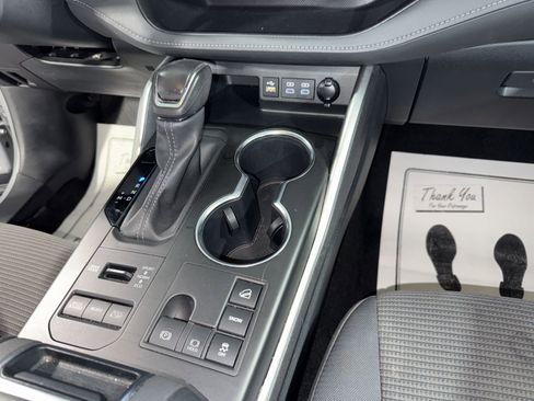 Used 2024 Toyota Highlander LE image 27