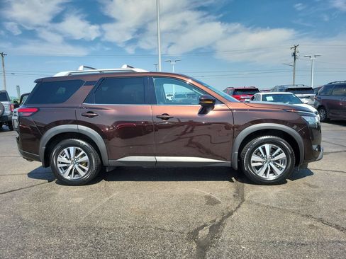 Used 2022 Nissan Pathfinder SL AWD/4WD image 3