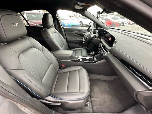 Used 2025 Buick Envista Sport Touring image 13