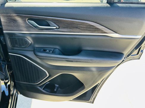 Used 2023 Jeep Grand Cherokee Limited w/ Black Appearance Package image 32