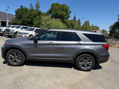 Used 2021 Ford Explorer XLT w/ Equipment Group 202A AWD/4WD image 2